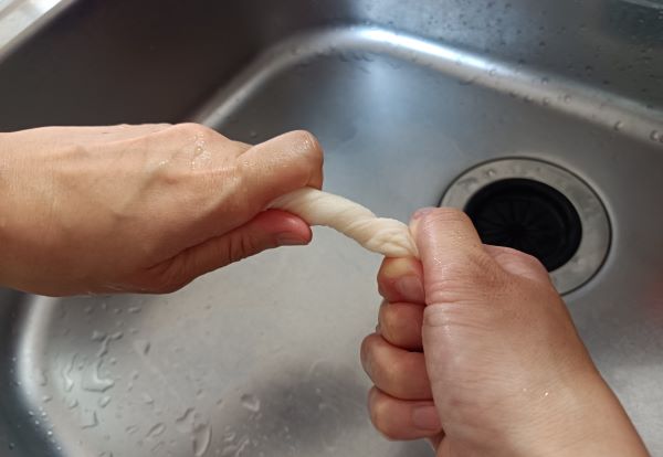 セリア「洗えるキッチンタオル」を絞る図