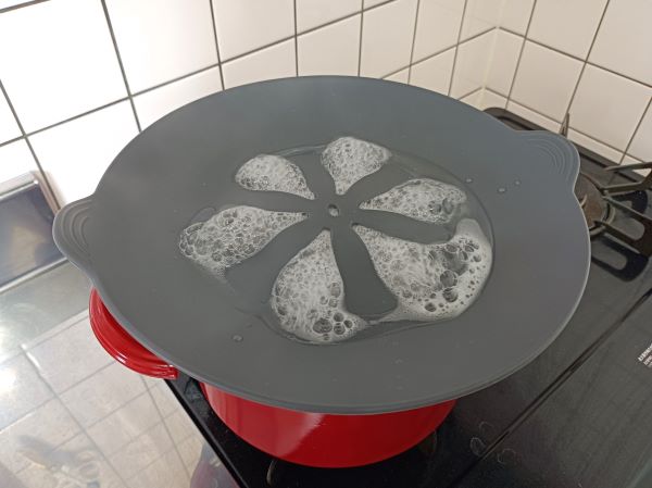 カインズ「シリコーンクッキングキャップ」を鍋の上に置き、吹きこぼれ防止として使う図