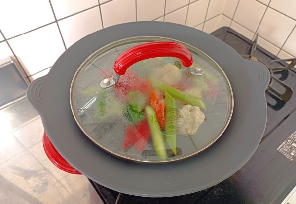 カインズ「シリコーンクッキングキャップ」で蒸し野菜を作る図