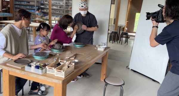 陶芸体験をする中村明花さん、細貝萌さんファミリー