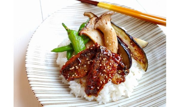 秋刀魚とたっぷり野菜の蒲焼き丼