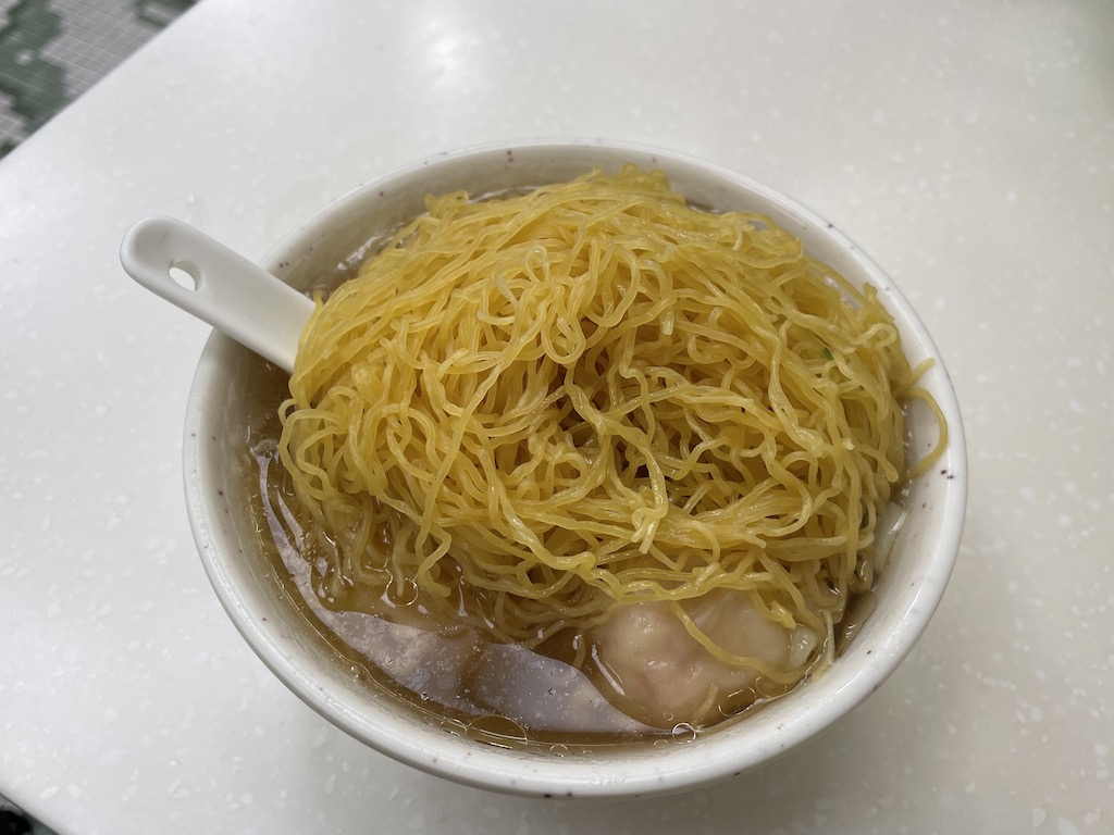 香港　ひとり旅　ワンタン麺