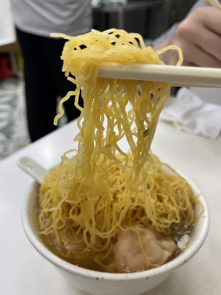 香港　ひとり旅　ワンタン麺