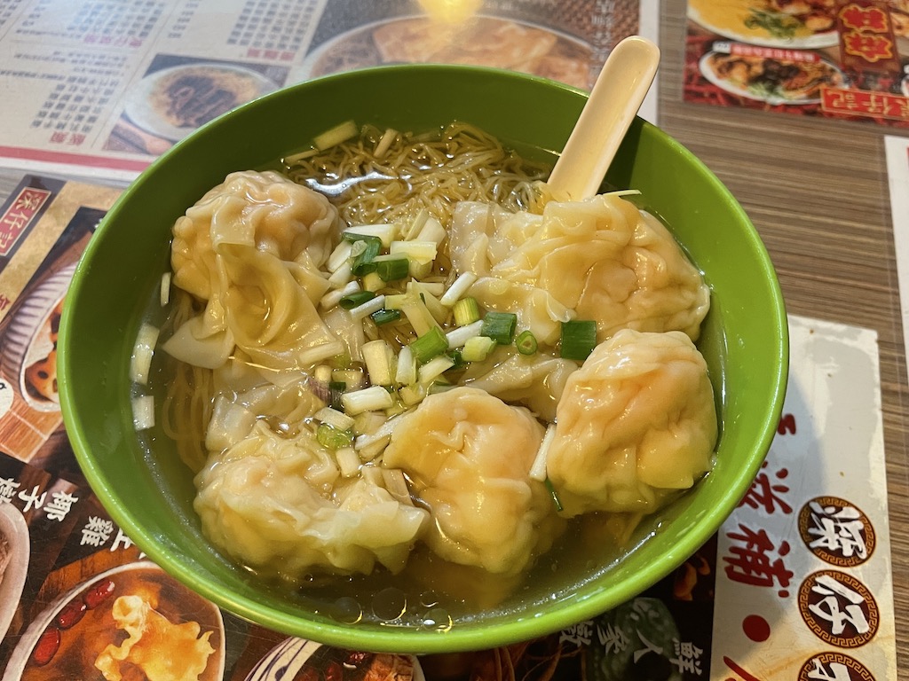 香港　ひとり旅　ワンタン麺