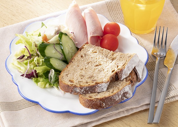 コストコ　フィグウォールナッツブレッドを盛り付けた朝食プレート