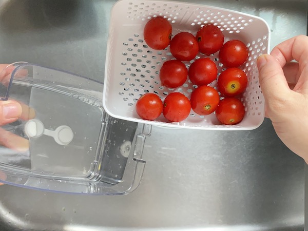フレッシュキーパーのバスケットでプチトマトを洗っている様子。