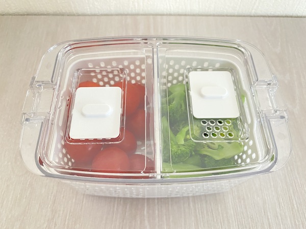 フレッシュキーパーに野菜を入れ、フタの換気口で容器内の空気の入れ替えをしている様子。