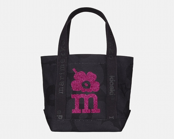 「marimekko kioski®」のバッグは取っ手にロゴが入っている
