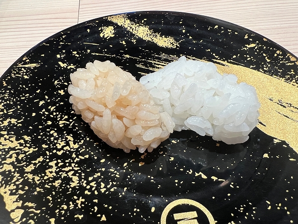 回転寿司みさきの赤シャリ（左）と一般的なシャリ（右）