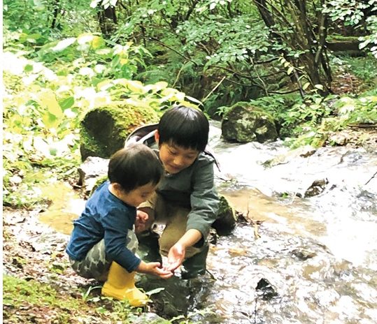 渓流で遊ぶ子ども