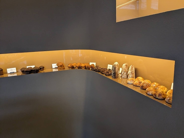 「dacō」の壁面にもパンが並ぶ