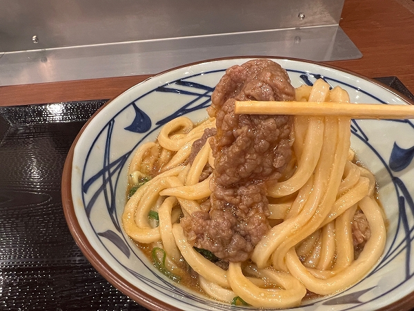 丸亀製麺の「焼きたて牛すき釜玉うどん」は甘辛い割り下の味