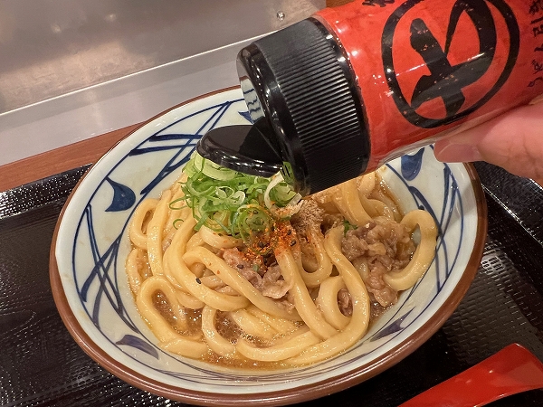 丸亀製麺の「焼きたて牛すき釜玉うどん」に無料の青ねぎと七味で味変