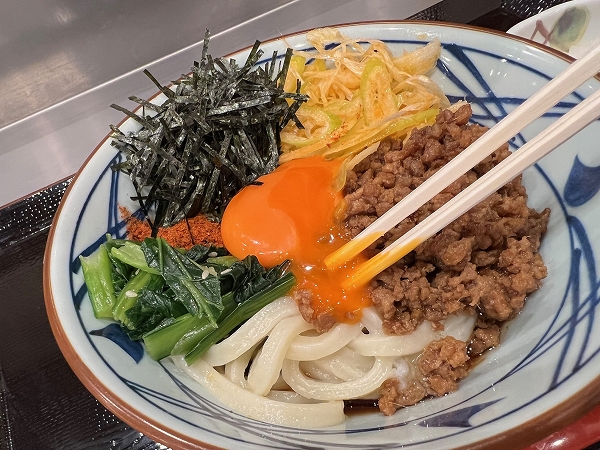 丸亀製麵の「うま辛まぜ釜玉うどん」の肉そぼろは店内仕込み