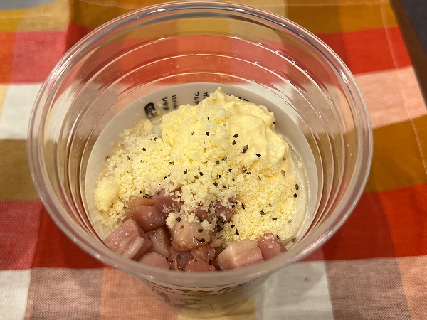 丸亀製麵の「こくうま玉子のカルボナーラうどん」は卵とベーコン、パルメザンチーズがマッチ