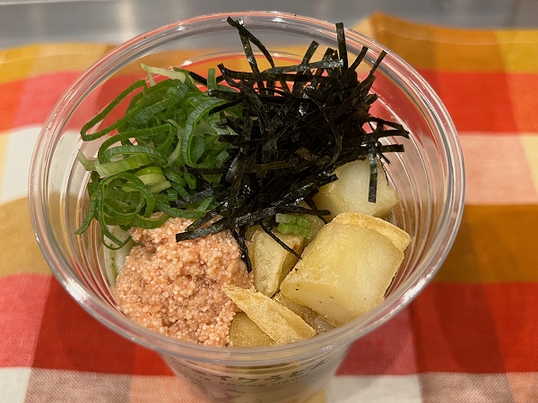 「青じそ香る たらポテぶっかけうどん」はたらことポテトをトッピング