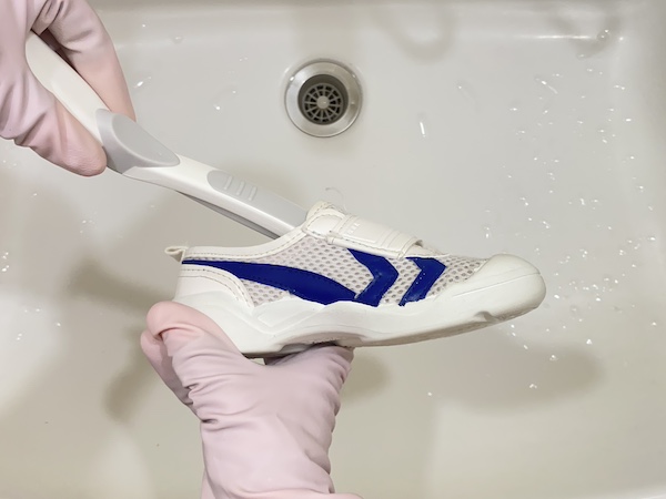 シューズブラシ フィットを上靴の先まで入れて洗っている様子。