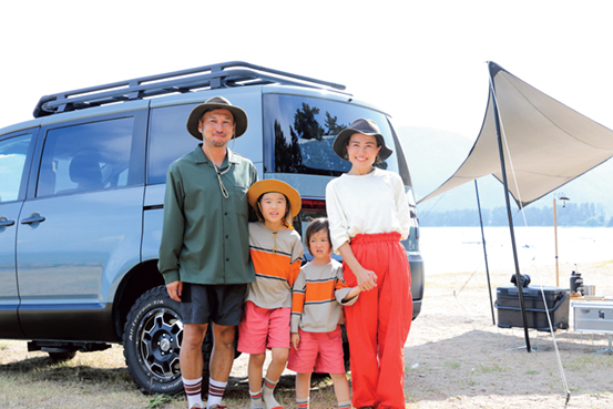 CHISATOさんYASUさん家族が琵琶湖の絶景の前で撮影　