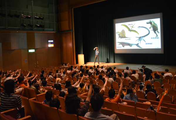 ホールではアニメの上映会や“恐竜くん”によるトークショーを開催