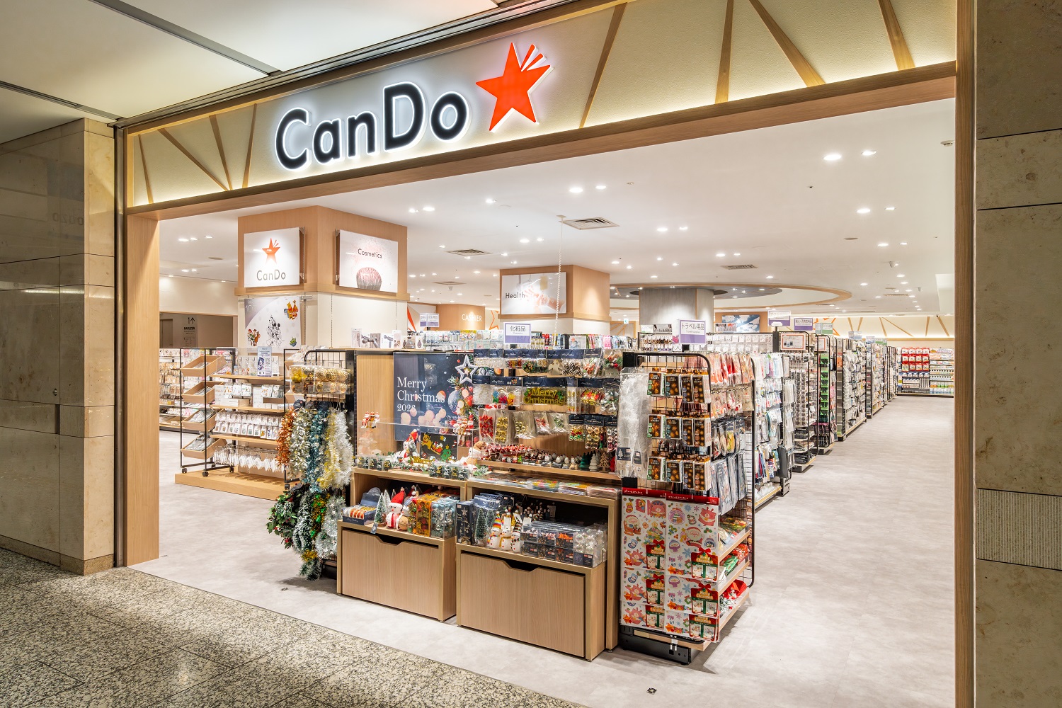 丸の内エリア唯一の100円ショップ【Can★Do（キャンドゥ）丸の内オアゾ店】がオープン①　ディズニー100周年アイテムに注目 - Mart