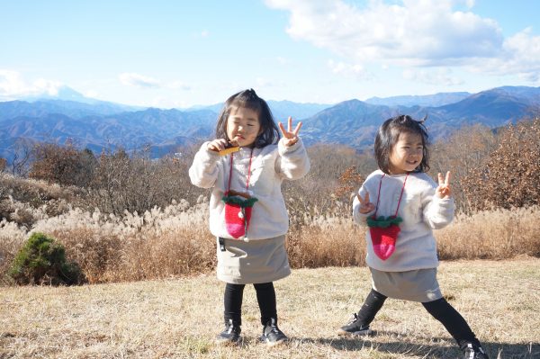 陣馬山山頂に双子の子どもがいるところ。