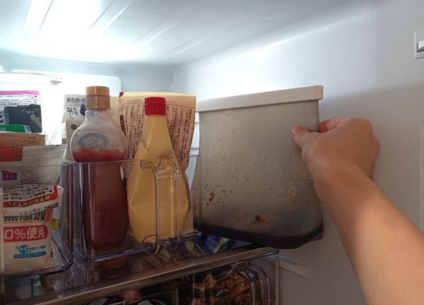 カインズ「シリコンストックバッグ」で作った料理を冷蔵庫で保存する図