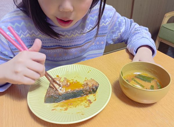 「ぶりの生姜煮」を食べる図