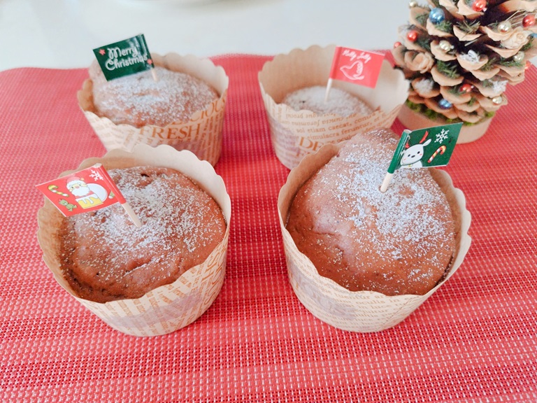 シンプルなチョコカップケーキでもピックを刺すとクリスマスの雰囲気になります。