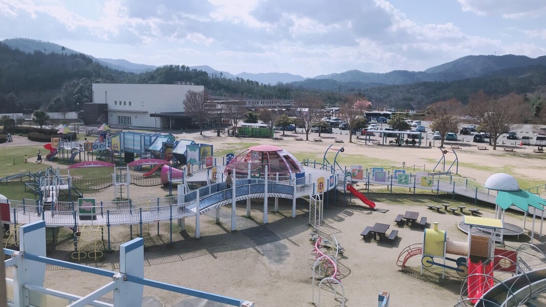 上空から見た道の駅湖畔の里福富の遊具広場