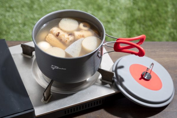 クッカーセtットの鍋で煮込み料理