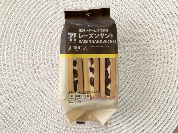 セブンイレブンのレーズンバターサンドのパッケージ