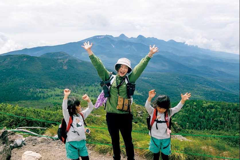 山育　親子登山の様子