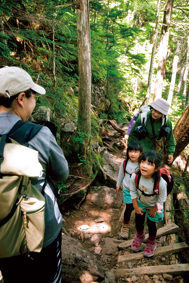 山育　親子登山の様子