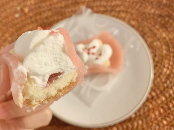 お餅で包んだ苺ケーキ