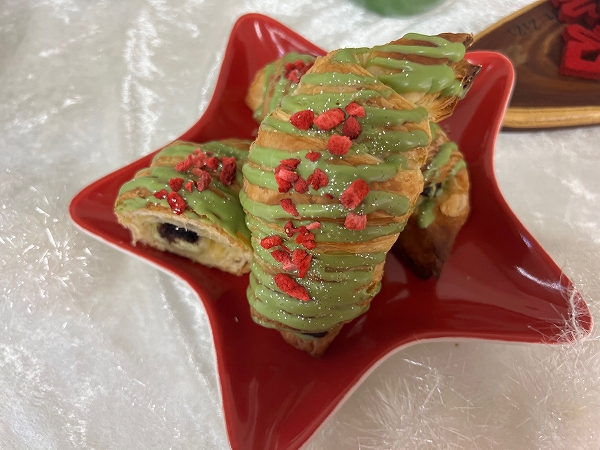ピスタチオチョコとドライストロベリーを飾ったサンマルクカフェの「プレミアムチョコクロ Happy Christmas ピスタチオ＆ショコラツリー」