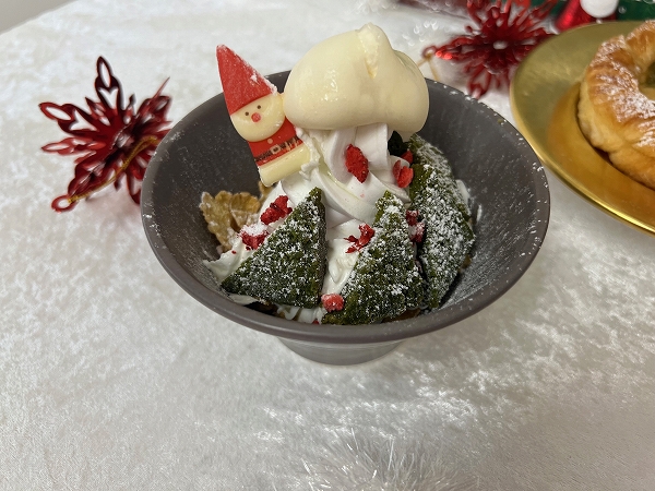 サンマルクカフェの「Happy Christmas 空飛ぶサンタパフェ」