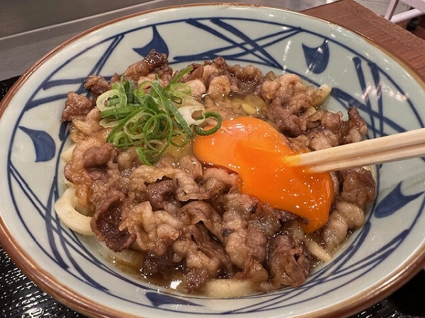 丸亀製麺の「和牛すき焼き釜玉うどん」は玉子を絡めて食べる