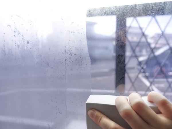 超吸水スポンジで窓の半分を拭いている様子。