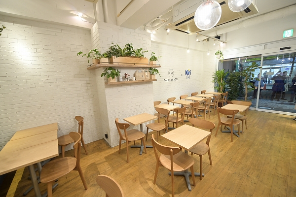 「BAGEL & BAGEL × Kiri Café」の店内
