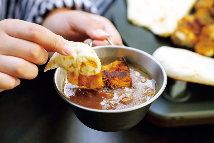 ナンにカレーをつける