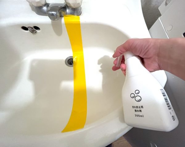 カインズ「汚れ防止撥水剤」を洗面台に吹きかける図
