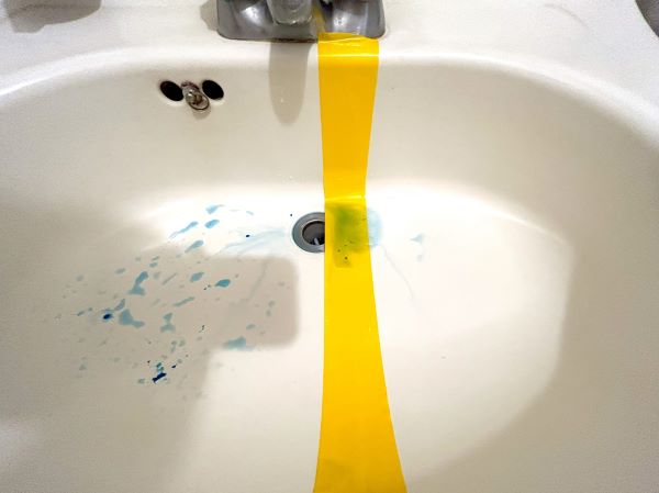 洗面台に色水を流した図