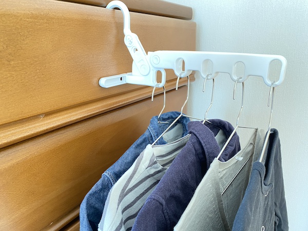 室内干しシャツハンガー5連フックに洗濯物を掛けている様子。