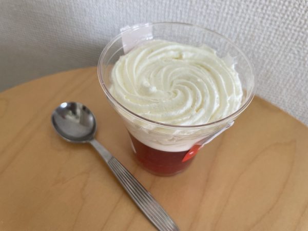 苺フロマージュわらびもちの本体のふたを開けたところ