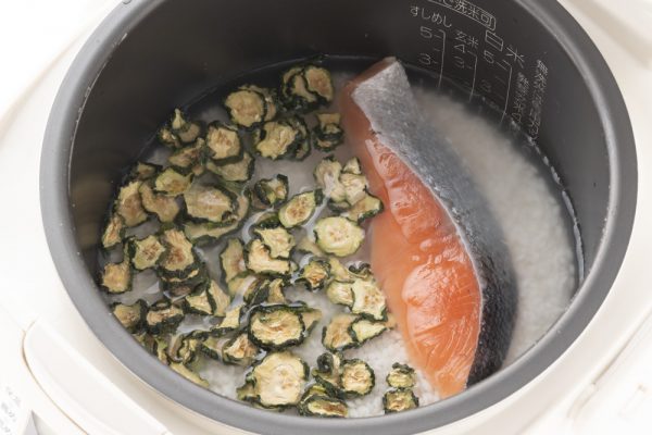 乾燥きゅうりと塩鮭を炊飯器に入れる