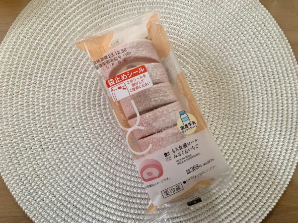 ローソンの「もち食感ロール（みるく＆いちご）」