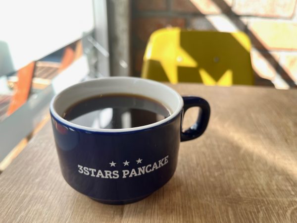 お店のロゴが入ったカップに、ホットコーヒーが入っている。