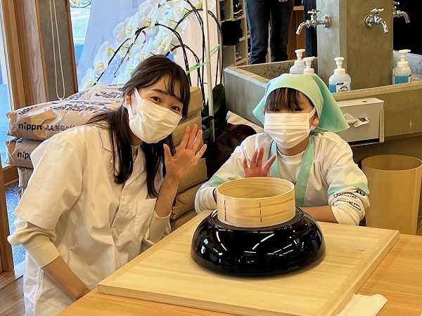 「丸亀製麺 手づくり体験教室」にトライする永島さん親子