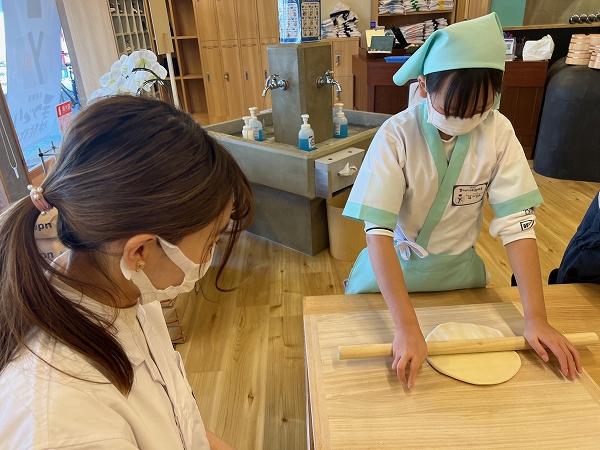 「丸亀製麺 手づくり体験教室」で麺生地を伸ばしているところ