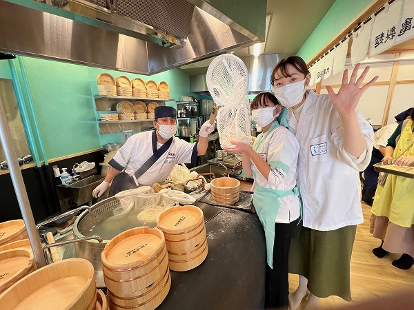 「丸亀製麺 手づくり体験教室」の校長先生と記念写真